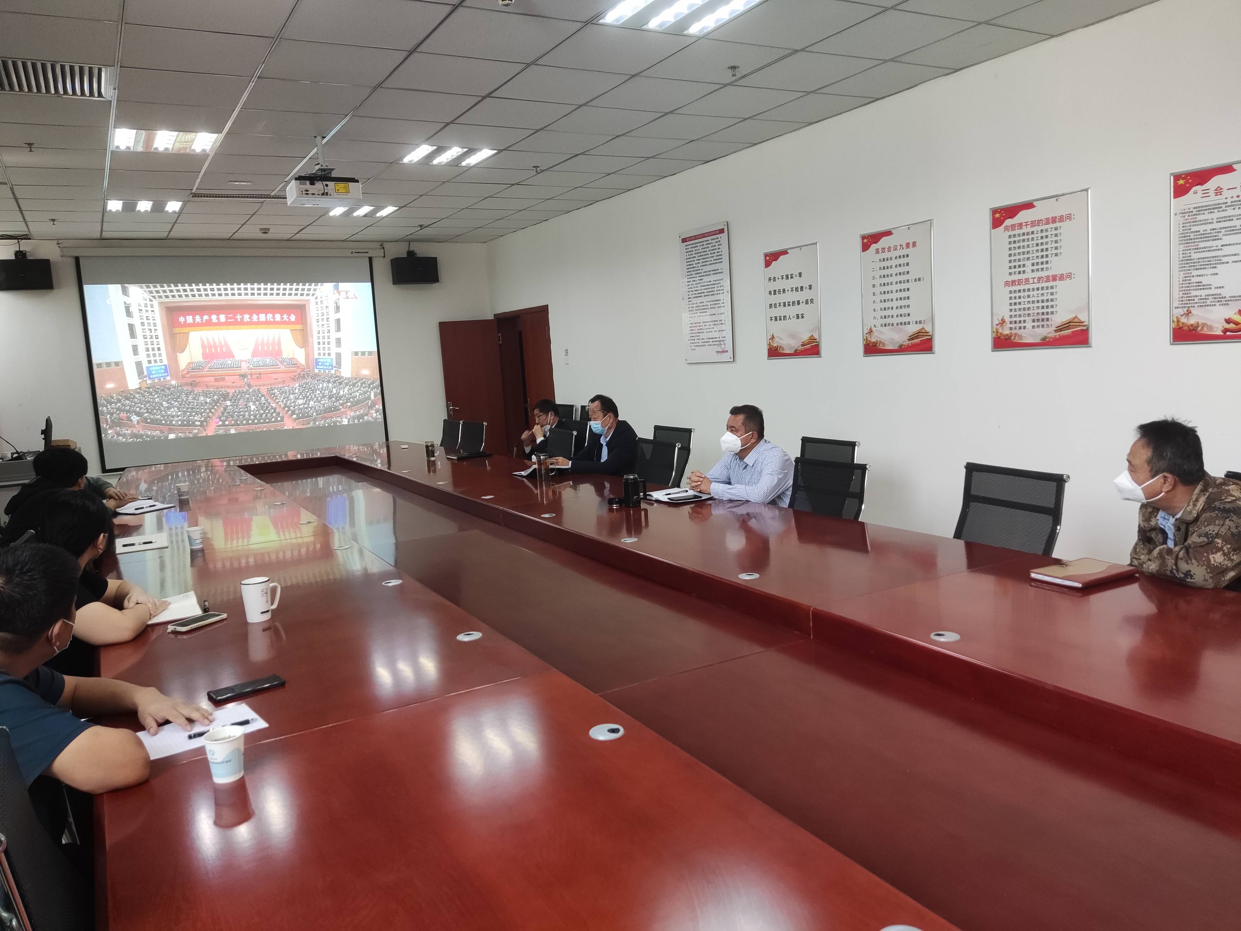 bat365中文官方网站师生热切关注党的二十大开幕盛况 热议大会报告
